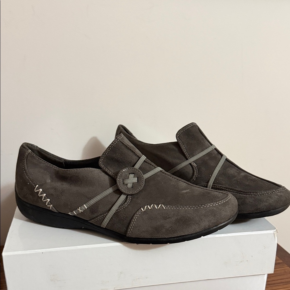 classique Kelly Gray Suede Loafers slip on women shoes size 9 W